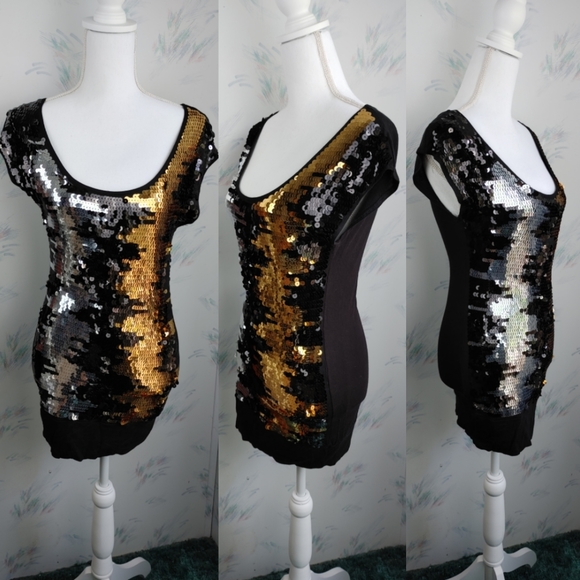 BCBGMaxAzria Dresses & Skirts - BCBGMAXAZRIA Sequin Bodycon Mini Dress Small